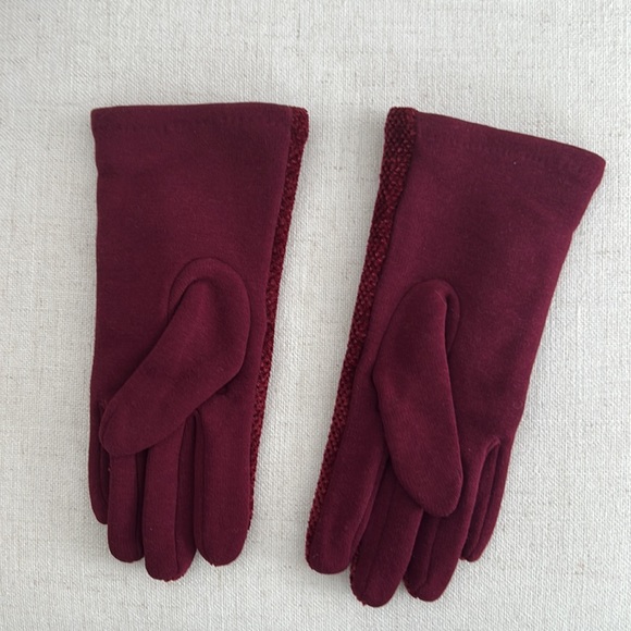 Knit red UGG gloves. - Picture 2 of 3